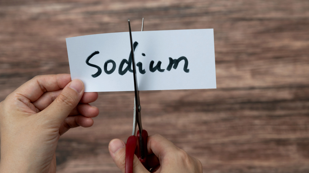 how much sodium per day to lose weight