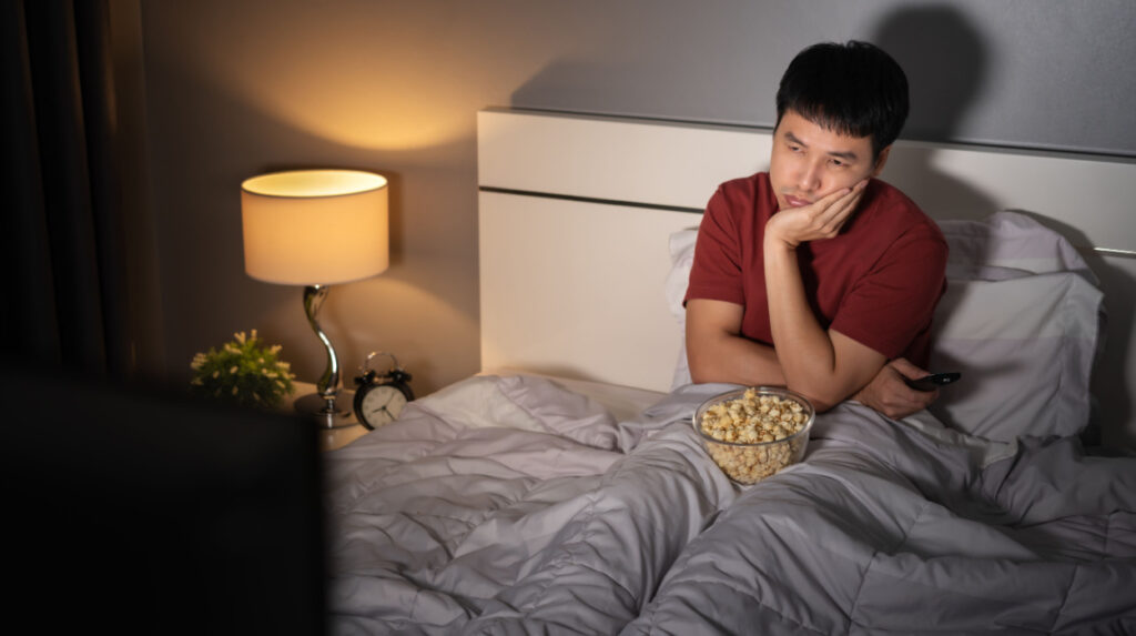 how long before bed should you stop eating to lose weight